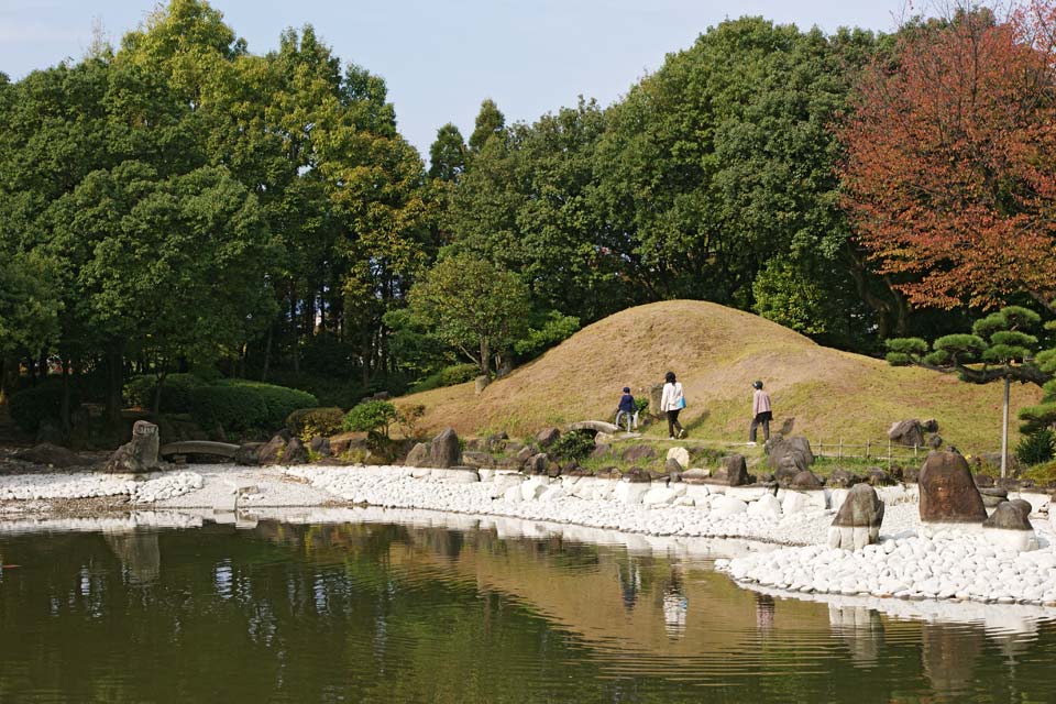 <p>養浩館庭園は、江戸時代には「御泉水屋敷」と呼ばれた旧福井藩主松平家の別邸です。<br />
 書院建築と回遊式林泉庭園によって江戸中期を代表する名園の一つとして広く知られ、学術的にも高い評価を受けています。</p>