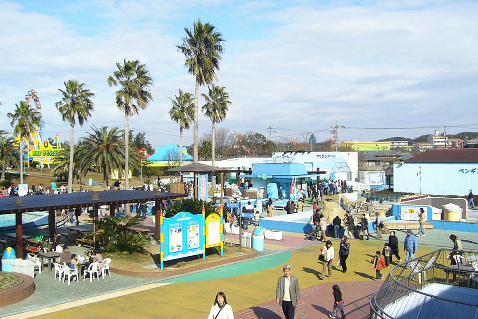 This is an aquarium where visitors can interact with animals, with also a toy theme park. Visitors can touch and feed the animals for free at the aquarium, while the Toy Kingdom is the first of its kind in the Chubu region. An enjoyable place for children and adults. 