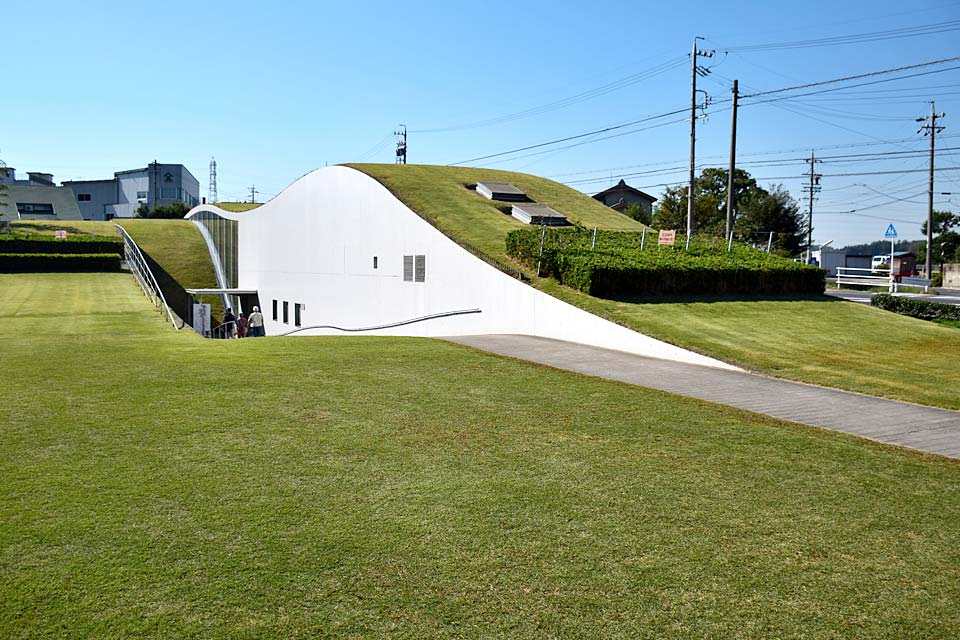 This is a memorial museum of the author of children’s stories, Nankichi Niimi, who was born in Handa City and wrote many classics such as the “Gongitsune”. The building is surrounded by green grass and has a streamlined roof. It is a uniquely designed, semi-underground type of building that gives a full introduction to the world of Nankichi Niimi. Many people apart from Nankichi fans also visit this facility. 