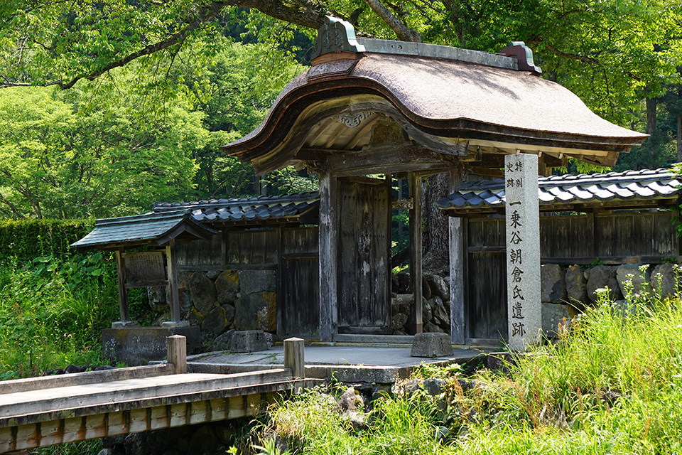 This is the ruin of the castle town once ruled by the Asakura Clan during the civil war period. Traces of the place during the warring period can still be seen to this day in the town surrounded by rich nature. 