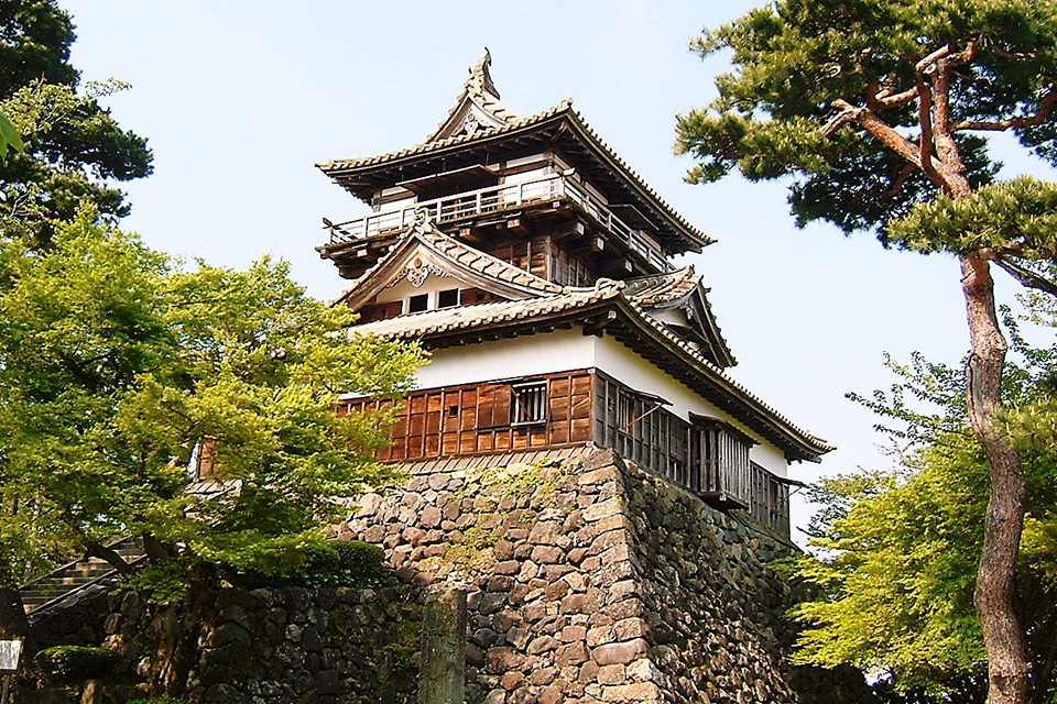 The castle was constructed in 1576 by Shibata Katsutoyo, the nephew of the famous military commander, Shibata Katsuie. It was selected among the “100 castles of Japan” in 2006. It is also referred to as “Kasumigajo” (the castle of mist) since it appears as if the castle is covered in mist when the surrounding 400 cherry blossom trees are in full bloom. It is also among one of the top 100 cherry blossom spots in Japan. 