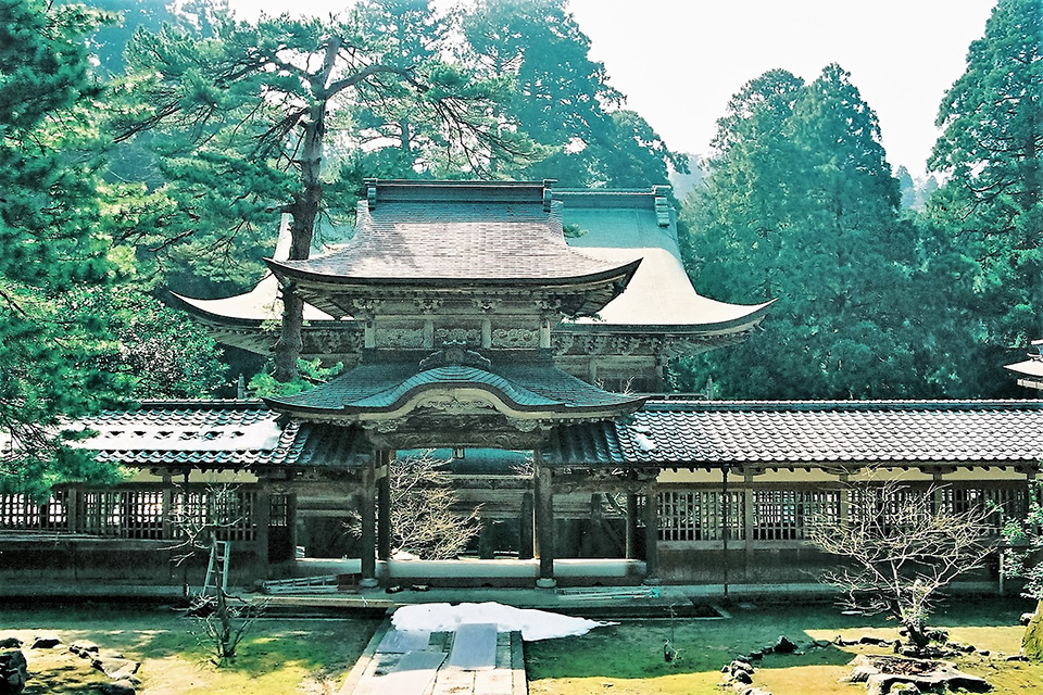 Eiheiji Temple is the head temple of the Soto Zen and was built by the Zen Master Dogen in 1244. Monks devote themselves to strict practices still to this day. 
