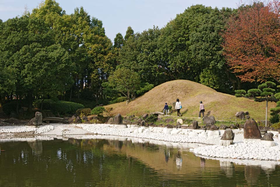 養浩館庭園是原福井藩主松平家的別墅，江戶時代被稱為「禦泉水屋敷」。<br />
憑藉其書院式建築和回游式林泉庭園的獨特風格，被譽為江戶中期的名園代表之一，在學術界也受到高度評價。
