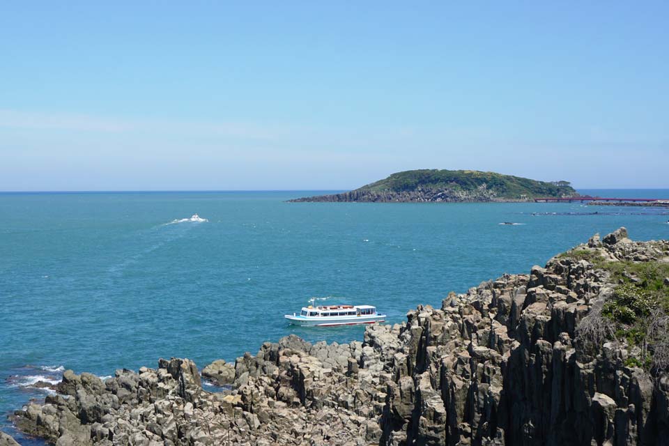 Tojinbo is a location with a spectacular sight, where columnar joints of rugged rocks extend for 1km. It is designated as a National Scenic Beauty and Natural Monument. The cliff that stands more than 20m high is simply astounding, and the sight of rough waves from the Sea of Japan breaking against the rocks can be stunning. The cruise ship takes visitors nearby some of the oddly formed rocks such as the Lion Rock and Candle Rock. 