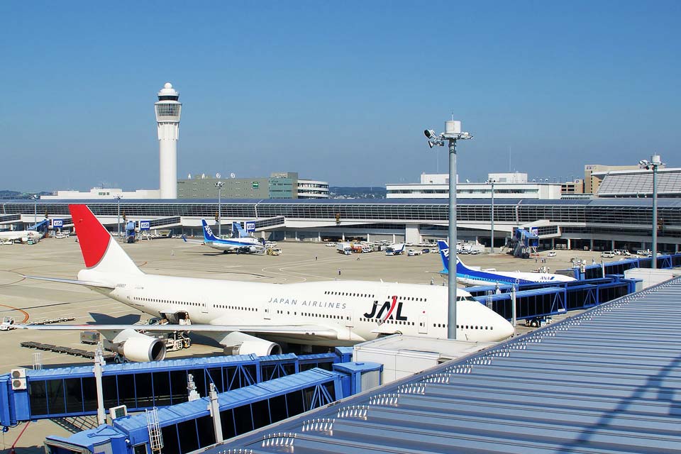 中部地方の空の玄関口、中部国際空港。飛行機を間近で見れるスカイデッキや、レストラン・免税店など、観光スポットとしても多くの方に利用されています。イベントも盛りだくさんで、アズイン半田インターに車を停めて直通バスで行くこともできます。