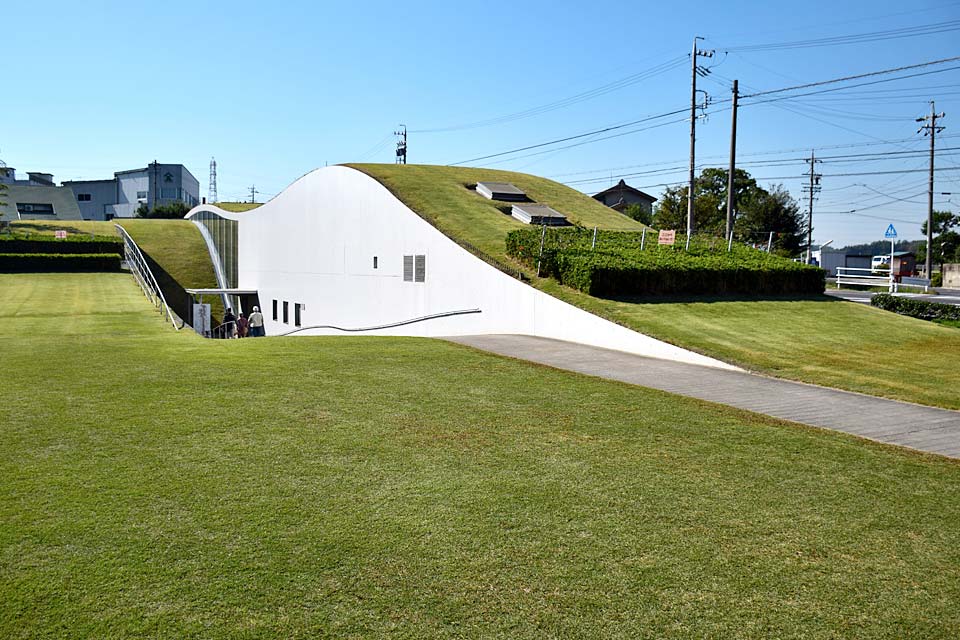 ごんぎつね」など数々の名作を生み出した、半田市に生れた童話作家新美南吉の記念館です。芝生に覆われた流線型の屋根を 持つ、半地下式の独特の建物のなかに新美南吉の世界が惜しむことなく広がっております。南吉ファンばかりでなく、日本中から多くの 方が訪れる施設です。