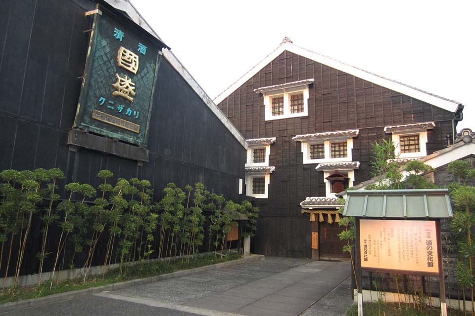 The Kunizakari Sake Museum was opened in 1985. Its purpose is to introduce the knowledge and belief of Japanese sake, while also passing down the valuable cultural heritages of skills and tools used by traditional sake brewers. The preserved building is where sake was actually produced for 200 years until 1972, making it an historic building that teaches the sake history of the Tokai region.