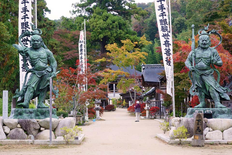 湖東平野を一望する繖山(別名・観音寺山)の山上、西国三十三ヵ所第三十二番札所・観音正寺。光背を含む高さが６メートルを超える本尊千手観音座像はインドから特別に輸入された白檀を素材とする見事なものです。五箇荘側からは車で境内近くまで行くことができます。