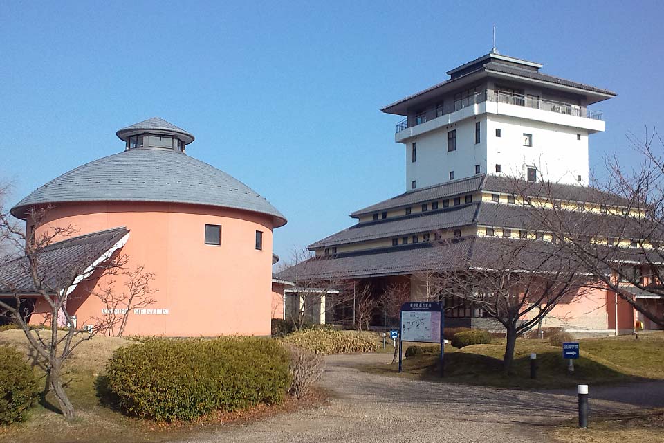 ユニークな五層の屋根の外観が特徴の観峰館は、「書道文化と世界を結ぶ博物館」。館内は日本と中国の書を主として構成されており、書道を学ぶ人には興味深いものになっています。予約をすると復元石碑を使った、拓本採りにも挑戦できます。