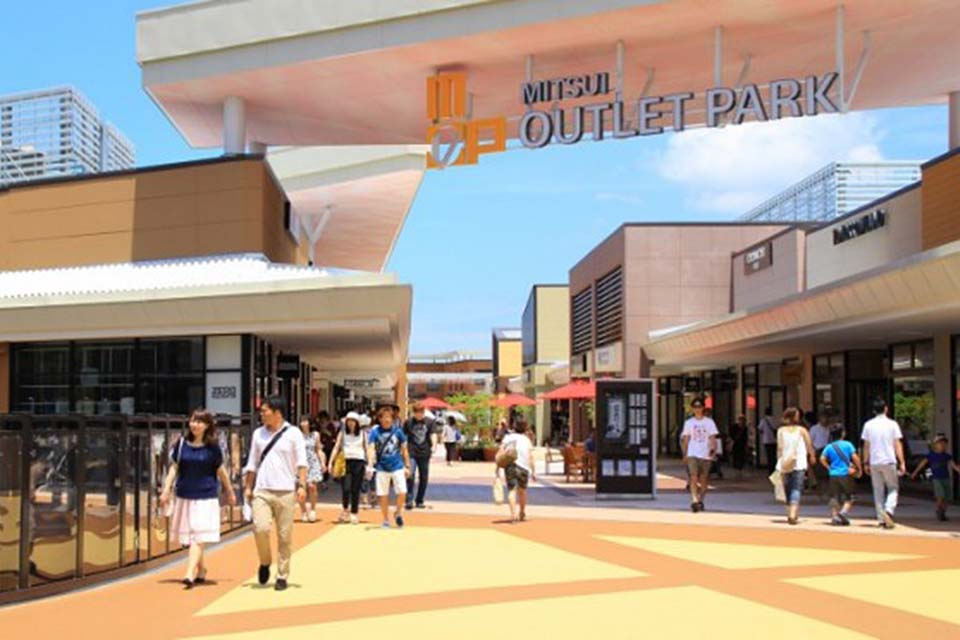 This is one of the largest outlet parks in the Kinki region, surrounded by a rich natural environment with water and greenery. It is also near the “Ryuo Interchange” of the Meishin Expressway, which makes it easy to access from areas in the Kansai region such as Shiga and Kyoto, as well as from the Hokuriku and Tokai regions. There are a wide variety of stores selling brand clothing, bags, shoes, sports & outdoor wear, kids clothing, and fashion accessories. Enjoy an exciting and relaxing shopping experience in a space surrounded by rich nature. 
