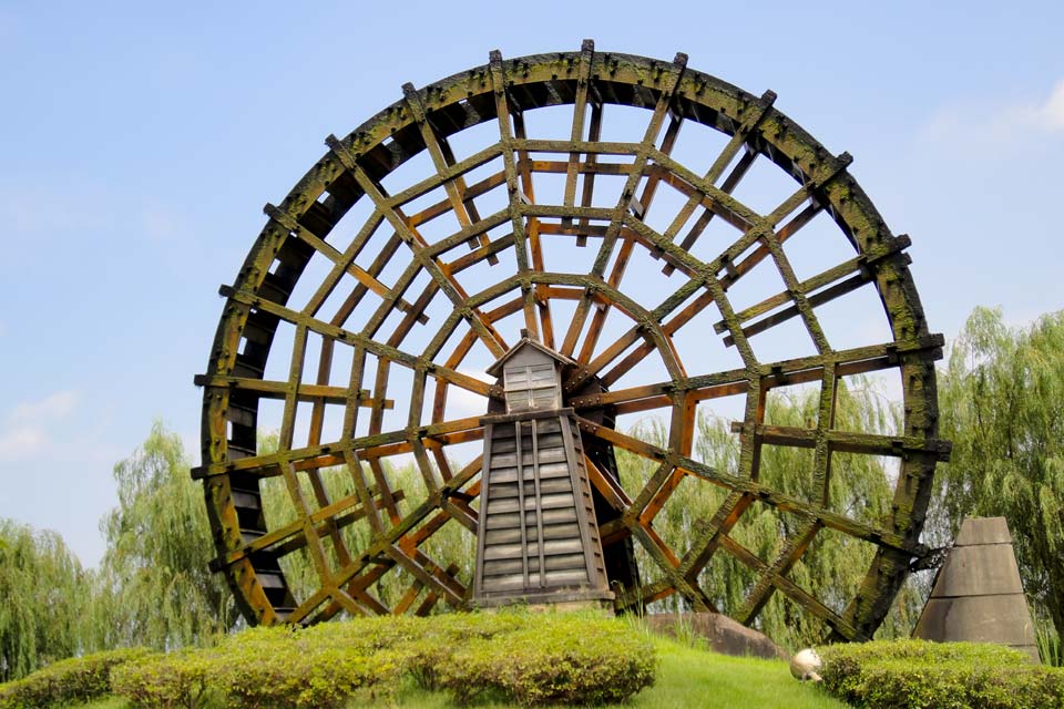 The Notogawa Watermill and Canoe Land is a water park with a green turf and giant watermill that is 13 meters wide. It is located by the Ibanako Lake, which is one of the few remaining inner lakes in the Biwako Lake. There is the dragon canoe competition in the summer, where visitors can enjoy exciting races between the participating canoes. 