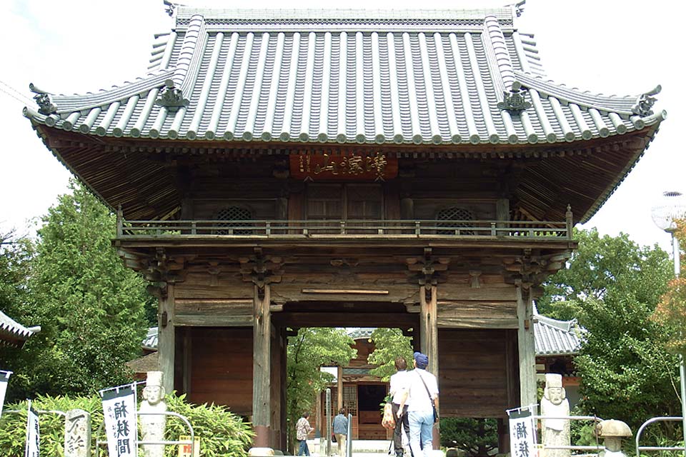 When the famous Buddhist monk, Kobo Daishi visited the Chita Peninsula, he was surprised with how similar the sceneries were compared to Shikoku. Later in 1809, Ryozan Ajari, the head priest of the Myorakuji Temple (79th temple) decided to establish the sites after having a revelation in a dream where Kobo Daishi appeared. The pilgrimage sites of Chita Shikoku were made with the help of Hanzo Okato and Yasube Taketa. 