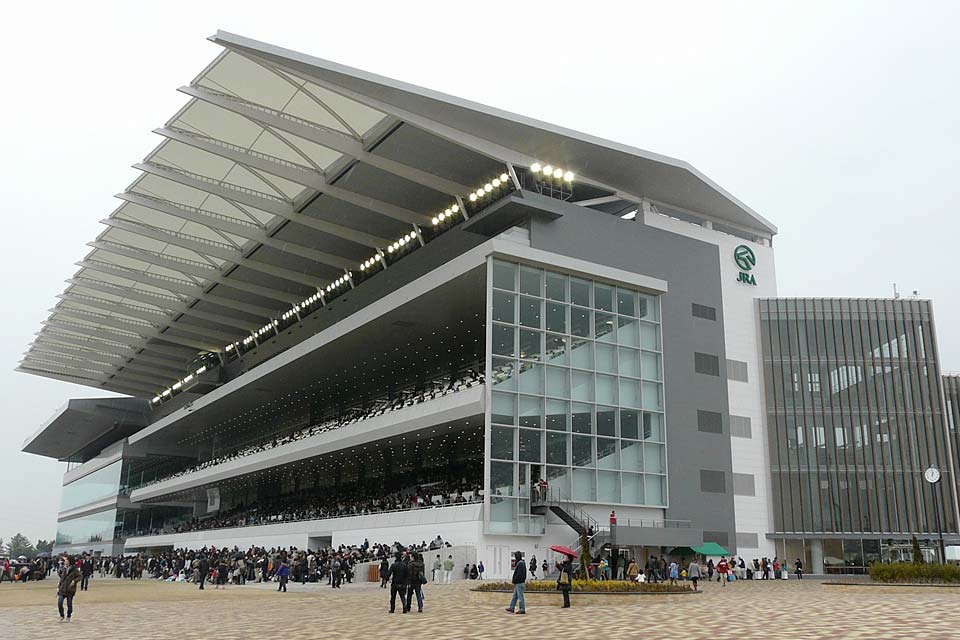 The Chukyo Racecourse is famous for the G1 horse race, “Takamatsunomiya Kinen”. It also holds other special races such as the GII races of the “Tokai Stakes” and “Kinkosho”. There is also an amusement park within the facility (inside the course), and so visitors who aren’t interested in horseracing as well as families with children can also enjoy. 