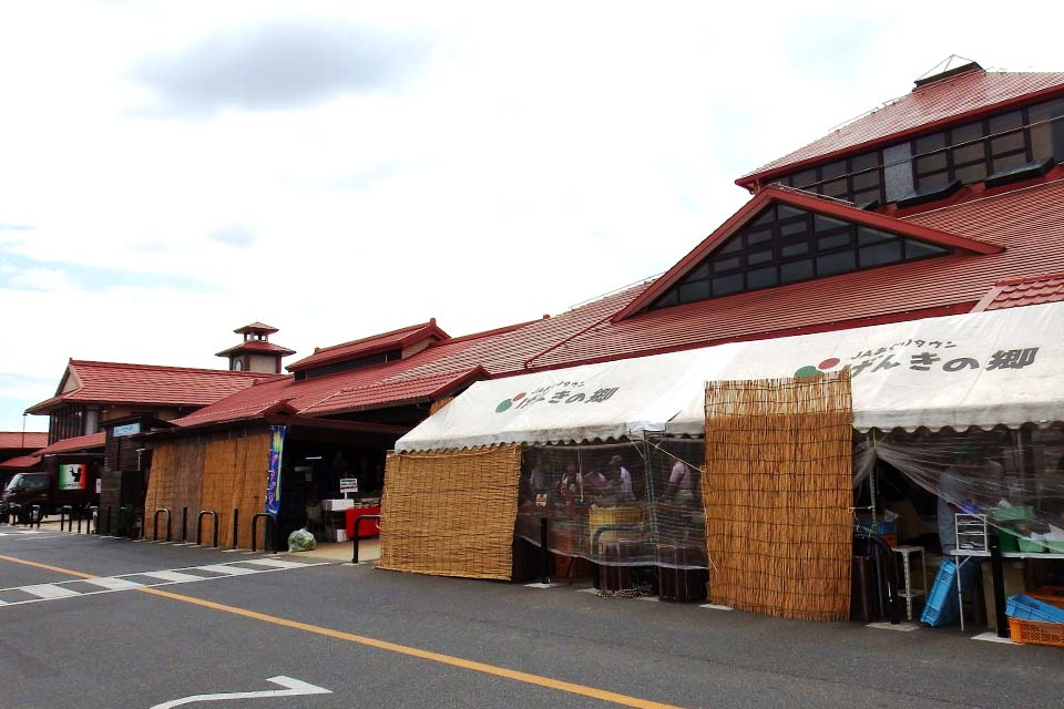 A facility with many enjoyable attractions such as the “Hanamaruichi” farmers’ market that sells fresh vegetables, meat, and eggs, the natural hot spring “Megumi no Yu”, and “Chabu”, which is one of the largest natural hot spring foot bath in the prefecture.