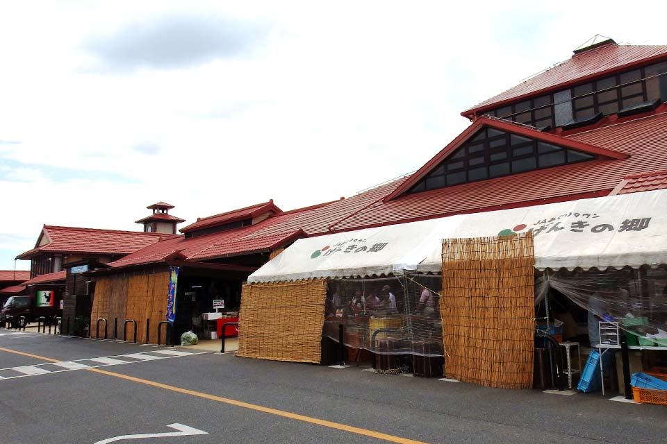 とれたての野菜・お肉・たまごを販売するファーマーズマーケット「花まる市」、花と緑の「さんハウス四季」、天然温泉「めぐみの湯」、県下最大級の本格的天然温泉足湯「ちゃぷ～ん」など楽しみ方はたくさん。